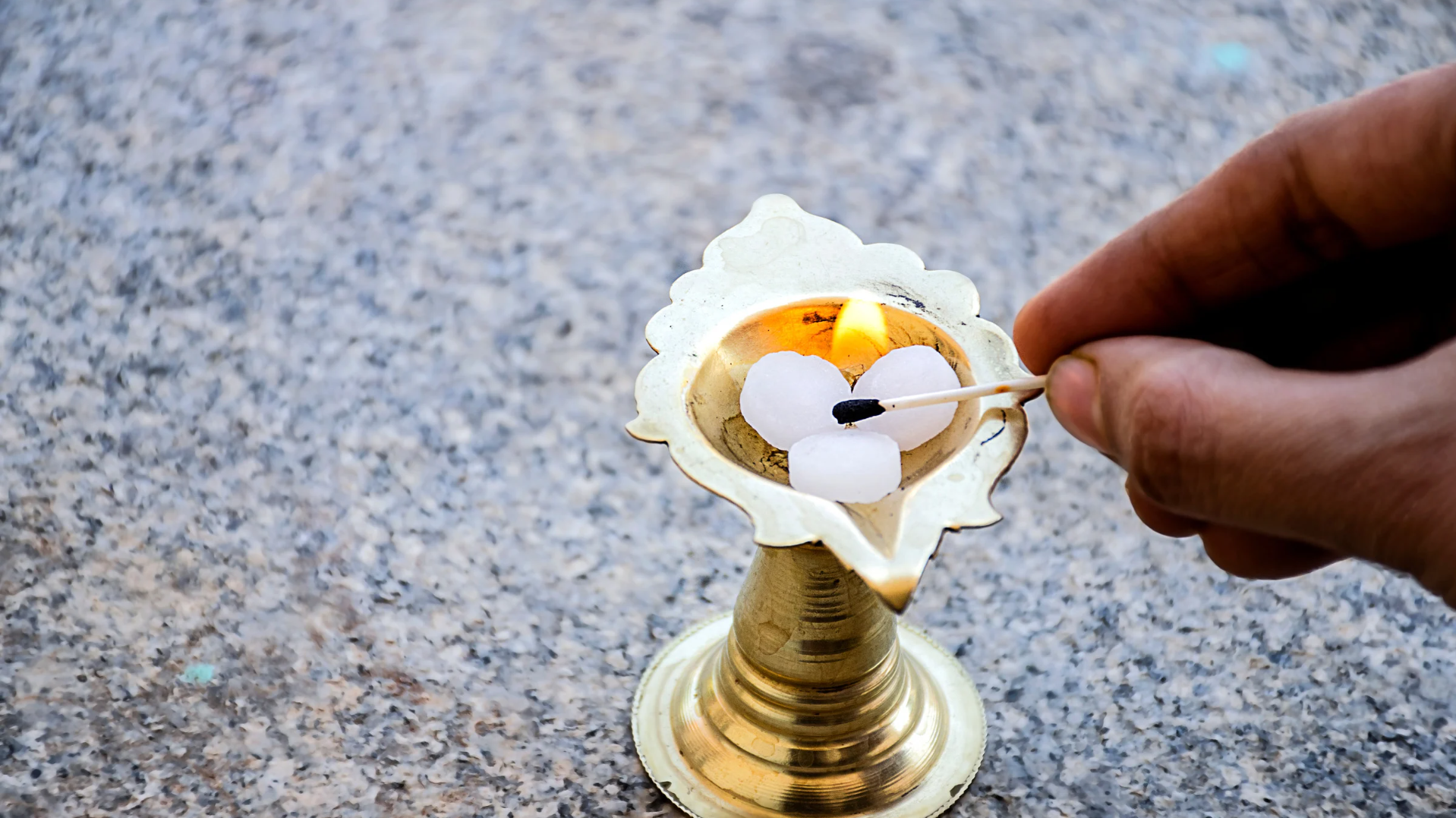 कपूर के उपाय (kapoor ke upay) जो कराते हैं लक्ष्मी की प्राप्ति, जानें क्या हैं वो?